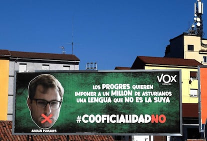 Una de les tanques publicitàries amb què Vox fa escarni d’Adrián Pumares per evitar la cooficialitat.
