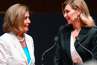 La primera dama de Ucrania, Olena Zelenska, se dirige este miércoles al Congreso de EE.UU. durante una visita a
Washington, donde se ha reunido con Jill Biden. En la foto, la presidenta de la Cámara de Representantes, Nancy Pelosi, presenta a Olena Zelenska, en el Capitolio en Washington, este miércoles.