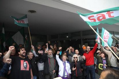 Sindicalistas del SAT en la puerta de los juzgados antes del juicio.