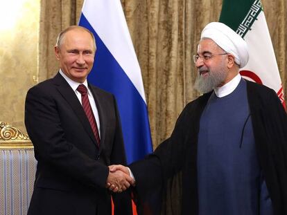 El presiente de Iran, Hassan Rohani, y su homólogo ruso, Vladimir Putin, este miércoles en Teherán.