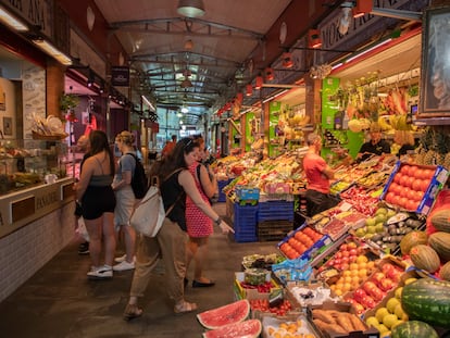 En la imagen, puestos de alimentación en el mercado de Triana, Sevilla.