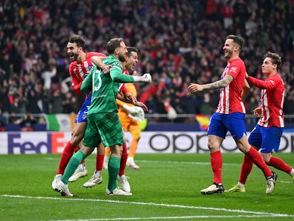 Oblak y Azpilicueta se abrazan tras lograr el pase a cuartos.