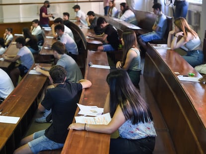 Alumnos realizando la prueba de acceso a la Universidad.