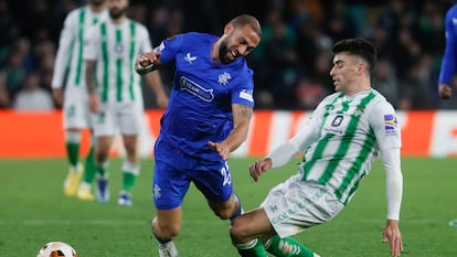 Marc Roca hace una dura entrada a Roofe, delantero del Rangers autor del gol del triunfo del conjunto escocés ante el Betis.