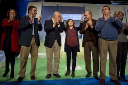 Soraya Sáenz de Santamaría, en la clausura en Málaga de la convención del PP andaluz. A su derecha. Javier Arenas.