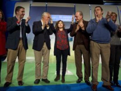 Soraya Sáenz de Santamaría, en la clausura en Málaga de la convención del PP andaluz. A su derecha. Javier Arenas.