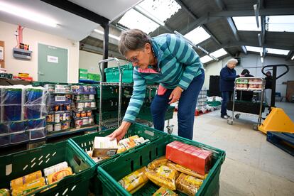 Voluntarios en el banco de alimentos de Weymouth, donde han constatado un aumento de la demanda, en diciembre de 2023. Se estima que unos 3 millones de personas en el Reino Unido deben recurrir a este recurso. 