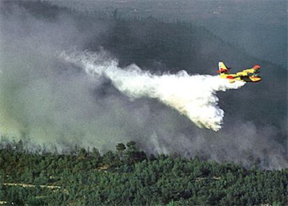 Un hidroavin, durante las tareas de extincin del incendio de Alcover.