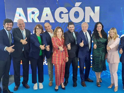 El alcalde de Villanueva de Gállego, Mariano Marcen (segundo por la izquierda) y el de El Burgo de Ebro, Vicente Royo (cuarto por la izquierda). En medio, Suzana Curic (blusa verde), la presidenta de Amazon España-Portugal)