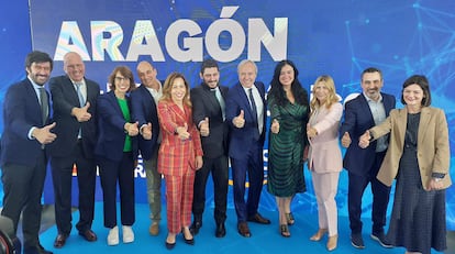 El alcalde de Villanueva de Gállego, Mariano Marcen (segundo por la izquierda) y el de El Burgo de Ebro, Vicente Royo (cuarto por la izquierda). En medio, Suzana Curic (blusa verde), la presidenta de Amazon España-Portugal)
