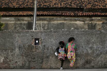 Dues persones disfressades a Oliva (Brasil).