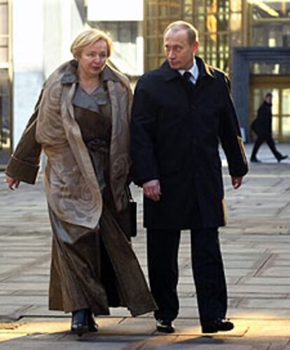 Vladímir Putin y su esposa, Lyudmila, se dirigen a votar, ayer, en Moscú.
