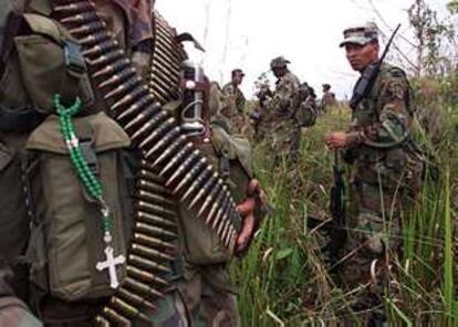 Un crucifijo cuelga del uniforme de un soldado colombiano en las afueras de San Vicente del Caguán, durante la operación para recuperar la base.