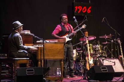 Booker T. Jones, a las teclas de su órgano Hammond.