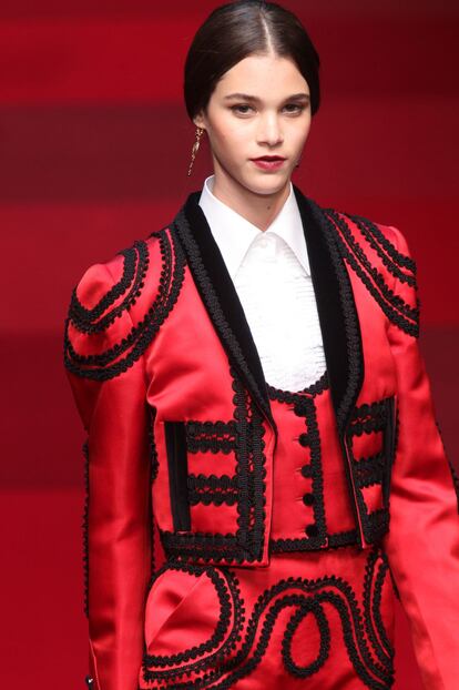 Lunares y trajes de luces aparecen en la colección de Dolce &Gabbana, dominada por el color rojo.
