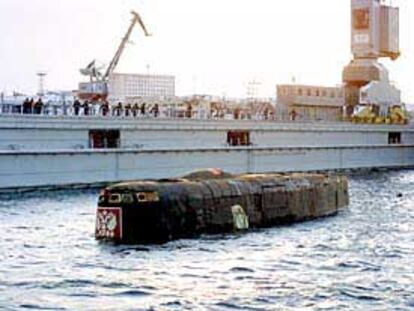 La torre del <i>Kursk</i> emerge a la superficie junto a la gigantesca plataforma que le ha transportado desde alta mar.