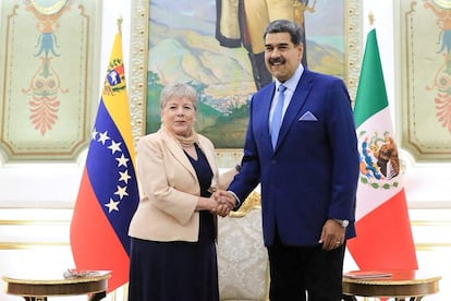 La canciller mexicana, Alicia Bárcena, estrecha la mano de Nicolás Maduro en el Palacio de Miraflores, en Caracas, Venezuela, en octubre de 2023.