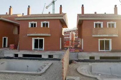 Chalets con piscina en construcción en la pedanía murciana de El Palmar.