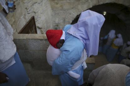 Un peregrino de Nigeria con su hijo en la Iglesia de la Natividad, donde se dice que nació Jesús, en la ciudad cisjordana de Belén.