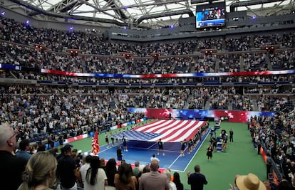 La bandera estadounidense durante la inauguración de la gran final del US Open, el último Grand Slam de la temporada, entre Jannik Sinner y Carlos Alcaraz, este domingo en Nueva York.