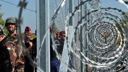 La polica de fronteras hngara y personal militar montan guardia junto a una cerca de alambre de pas, cerca de la frontera entre Serbia y Hungra, en Horgos.