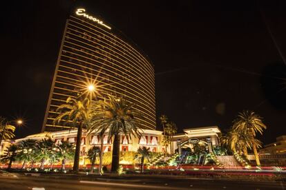 El hotel Encore (en la imagen), del empresario Steve Wynn, es como un pedacito de la Costa Azul en Las Vegas. Lo bastante elegante, eso sí, como para atraer a los asiduos de la Riviera francesa (real). Un oasis de vida, con jardines, motivos de mariposas y un casino de superlujo. El Botero, restaurante regentado por Mark LoRusso, ostenta en su centro una gran escultura del artista colombiano. El Encore está puerta con puerta con su pariente, el Wynn Las Vegas, que costó 2.700 millones de dólares. Su interior parece un paraíso natural, con vistas a la montaña, saltos de agua, fuentes y otros efectos especiales.