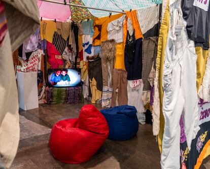'Caminemos juntas' (2010), de Carolina Caycedo.