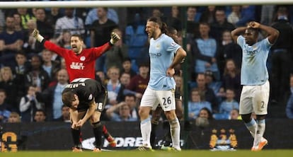 Martin Demachelis y Micah Richards tras el pitido final que apea al Manchester City de la Copa Inglesa.  