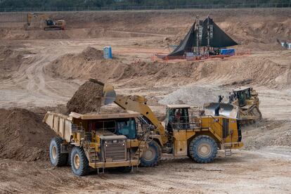 Maquinaria trabaja en la mina El Pinabete, en Sabinas, Coahuila, el 8 de diciembre.