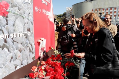 La expresidenta de la Asociación 11M Pilar Manjón, durante la ofrenda floral en el homenaje que se ha rendido a las víctimas del 11-M en la estación de Atocha, donde explosionó uno de los trenes.