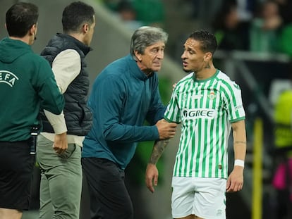 Manuel Pellegrini da instrucciones a Antony durante la final de la Conference League este miércoles.