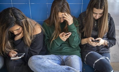 Alumnas con el móvil en un instituto de secundaria de Valencia.