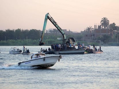 Los equipos de rescate trabajan para sacar los cad&aacute;veres del barco.