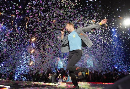 Chris Martin baila sobre el escenario bajo una lluvia de confeti.