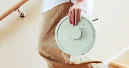 Aspirador Roomba Mini agarrado cpn la mano