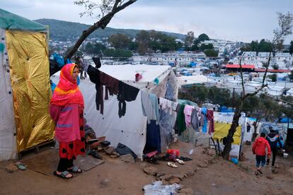 Una mujer, fuera del perímetro del campo de refugiados de Moria, en la isla griega de Lesbos, el 11 de marzo.