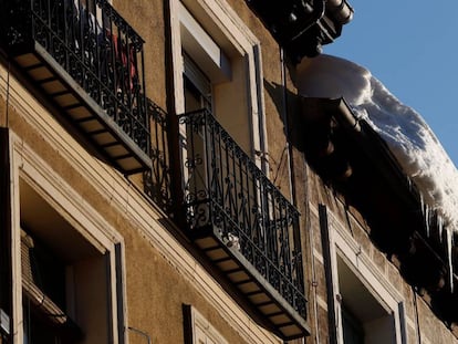 La nieve acumulada en un edificio del centro de Madrid, este martes.