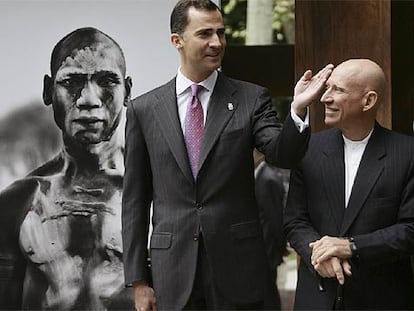 El Príncipe charla con Sebastião Salgado en la exposición del fotógrafo en Oviedo.