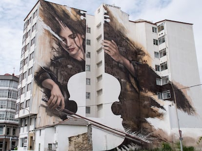 Mural de SFHIR en un edificio de nueve pisos en la ciudad de Fene (A Coruña).