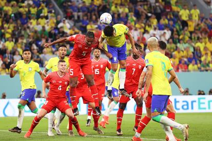 Marquinhos y Manuel Akanji en una lucha aérea.