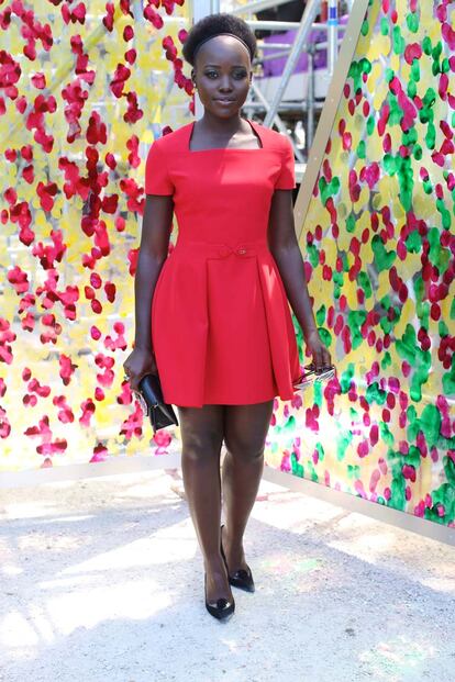 Lupita Nyong'o, muy guapa con vestido rojo de Dior.