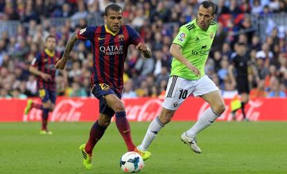 Dani Alves con Patxi Puñal, del Osasuna, durante el partido del pasado domingo. 