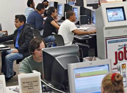 Buscadores de empleo en una agencia por Internet en Westminster (Colorado).