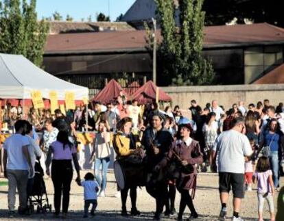 Aspecto del mercado cervantino en el Huerto del Obispo este viernes.