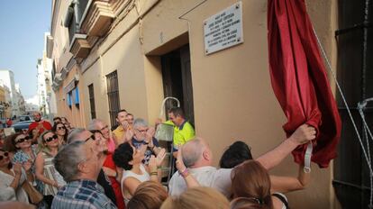 Los nietos de Bonat descubren la placa conmemorativa en la calle Pericón de Cádiz.