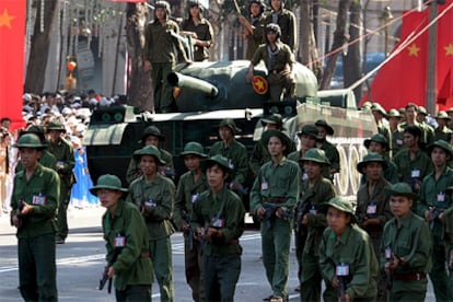 Un grupo de vietnamitas participa en el desfile militar en conmemoración de los 30 años de paz en Ho Chi Minh.