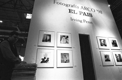 Stand de EL PAÍS con fotografías de Irving Penn en la 17ª edición de ARCO 1998. El autor estadounidense, un gran maestro de la fotografía, retrataba diversos oficios y procedencias además de moda con sobria elegancia.