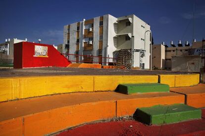 Amarillo, naranja, verde y rojo han sido los colores elegidos para decorar este refugio en una zona de viviendas de Sderot.