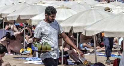 Un vendedor de mojitos, en la playa de la Barceloneta.