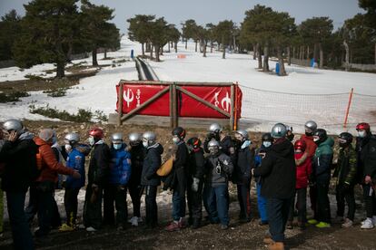 Los alumnos del Colegio Arzobispal aguardan turno para subir a la pista del Telégrafo.